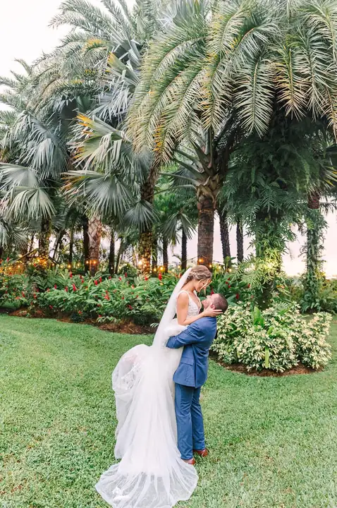 Couple ceremony moment in the garden